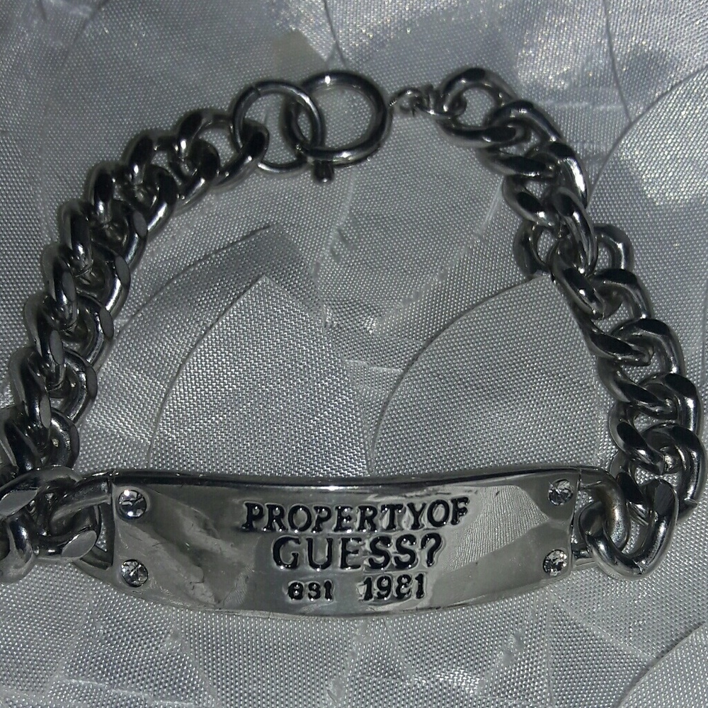 5 for $25 FREE SHIPPING 💘 Guess? bracelet